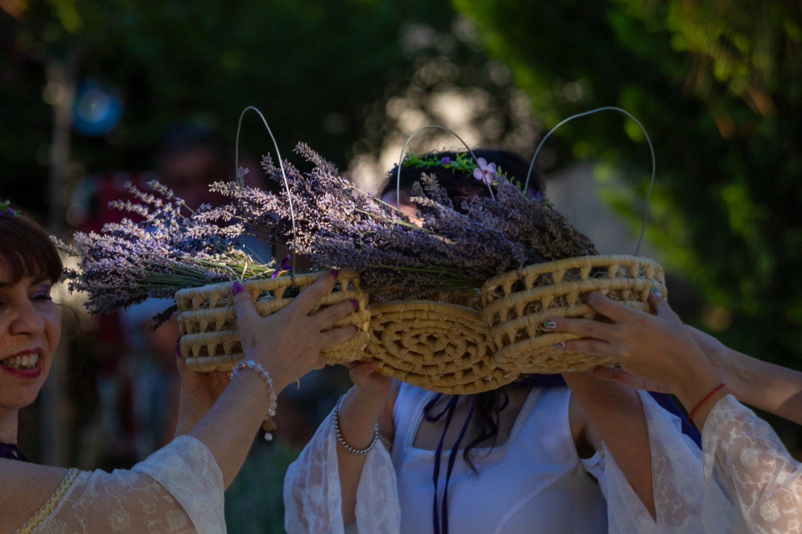 Mujeres llevando una canasta con lavanda durante una celebración