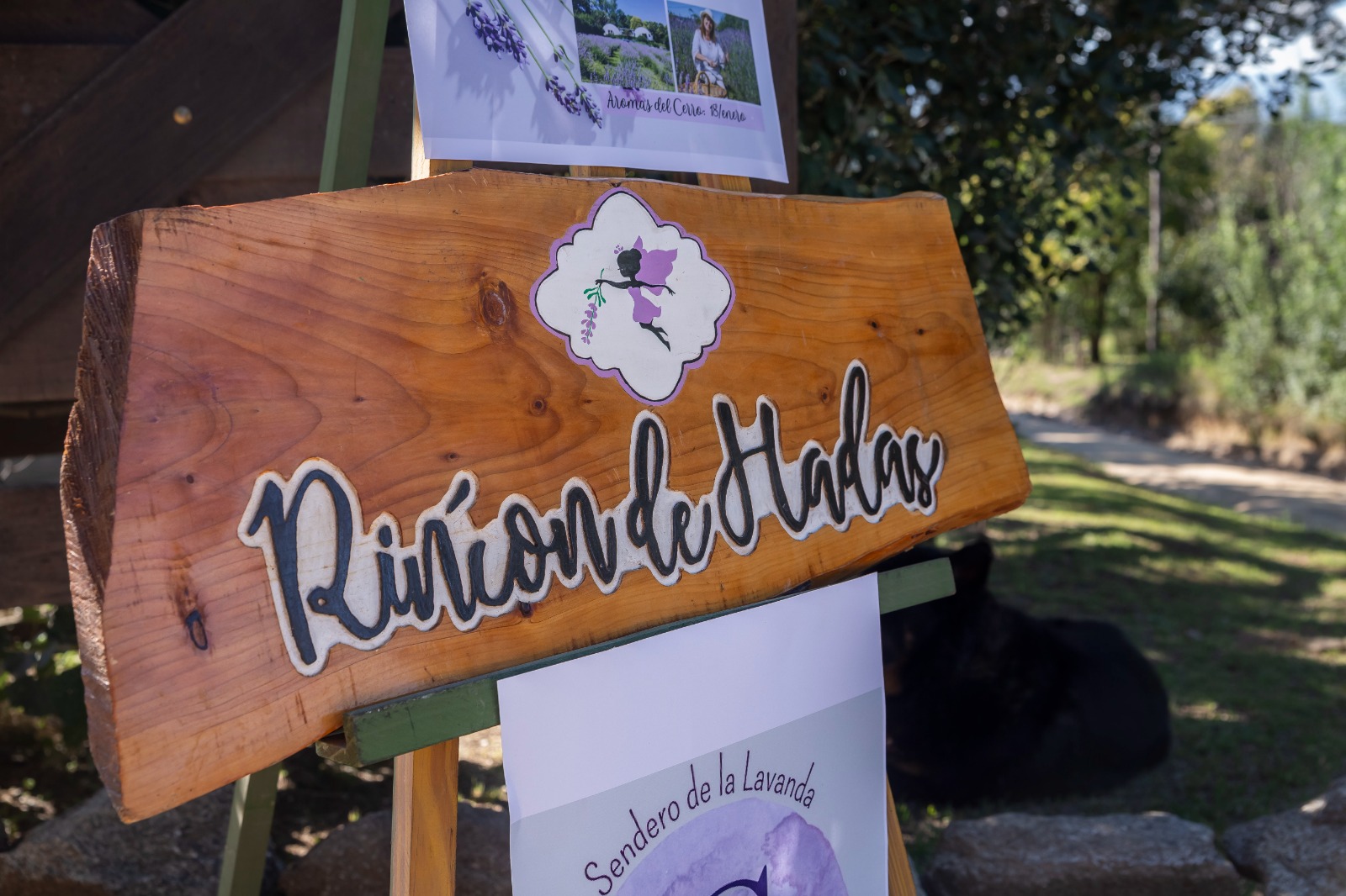 Cartel de madera de Rincón de Hadas junto al sendero de la lavanda