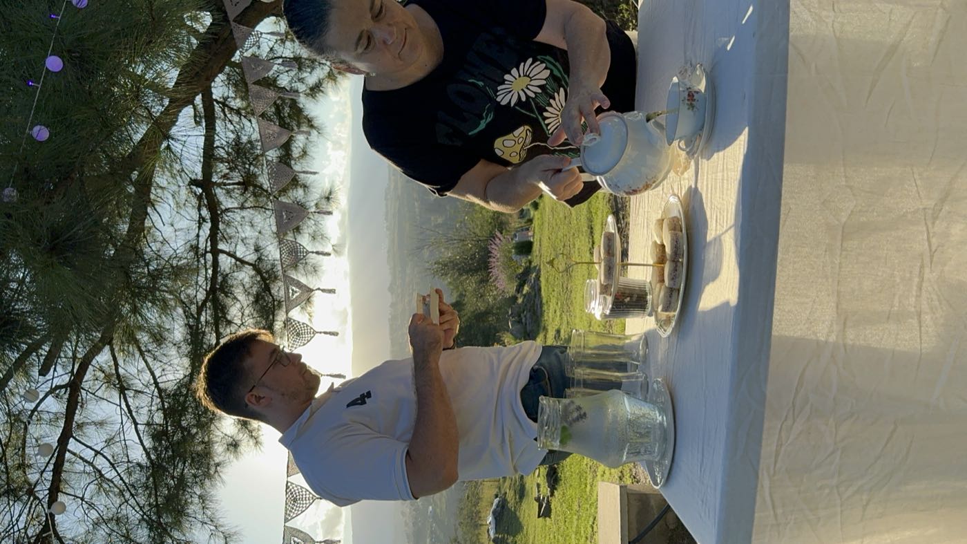Servicio de té en una mesa al aire libre