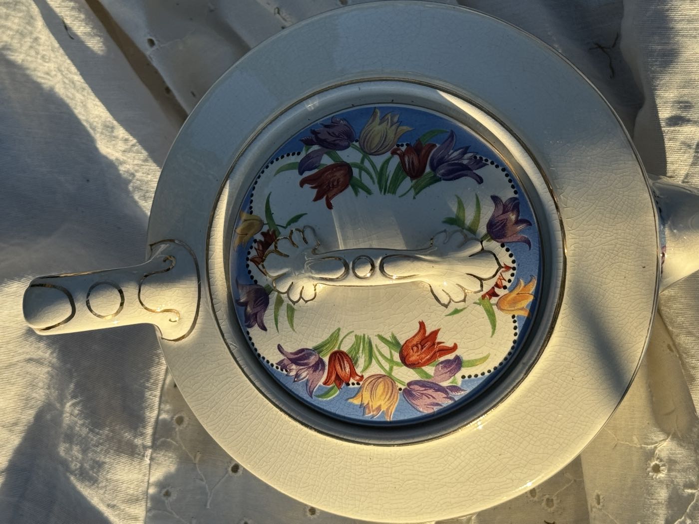 Tapa de tetera antigua pintada con flores