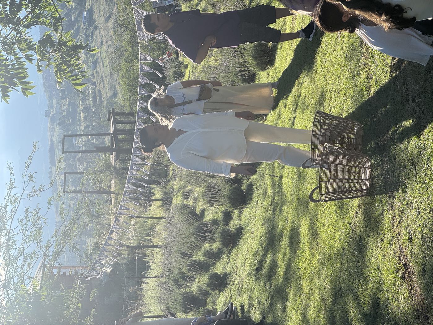 Visitantes caminando por el jardín con canastas